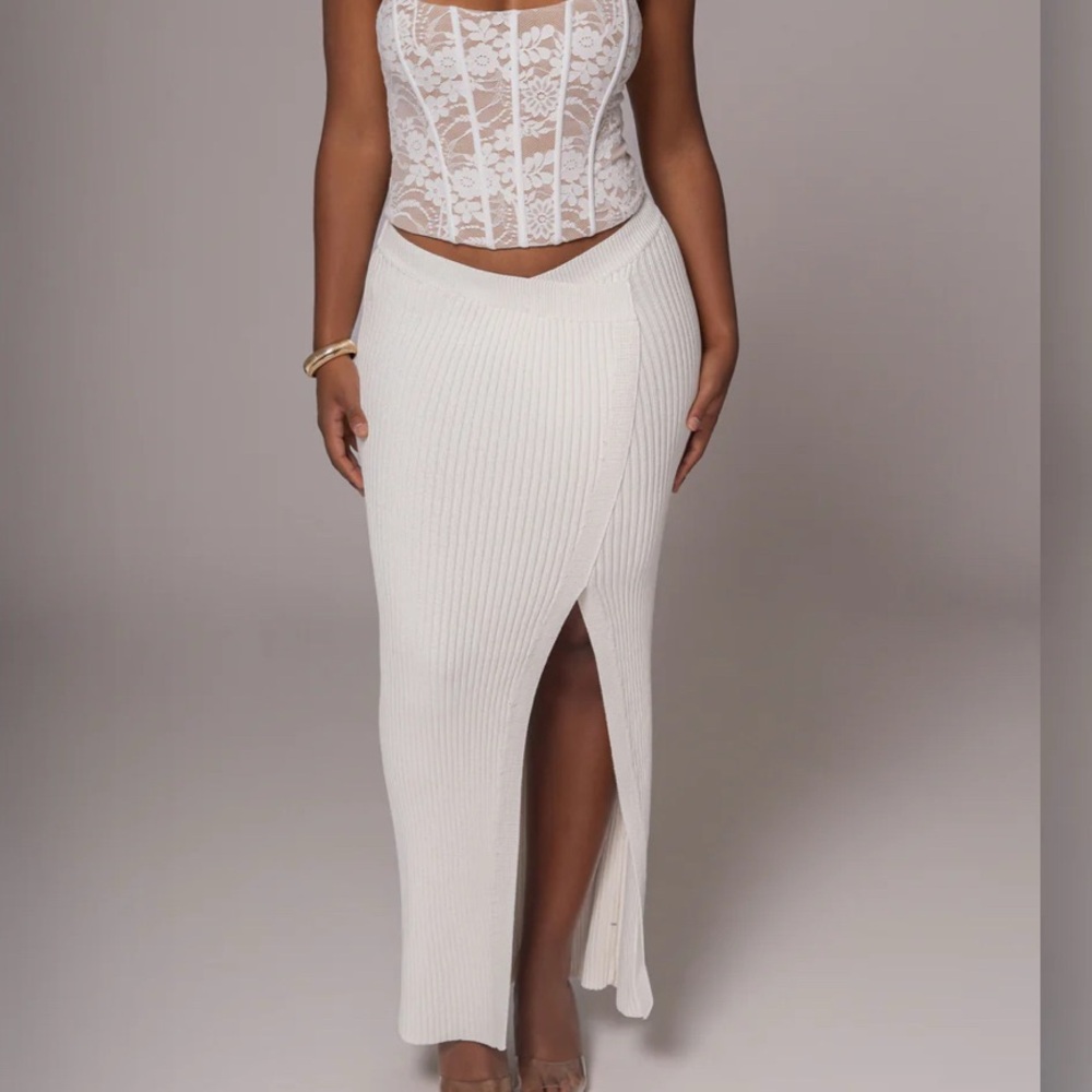 White knitted skirt